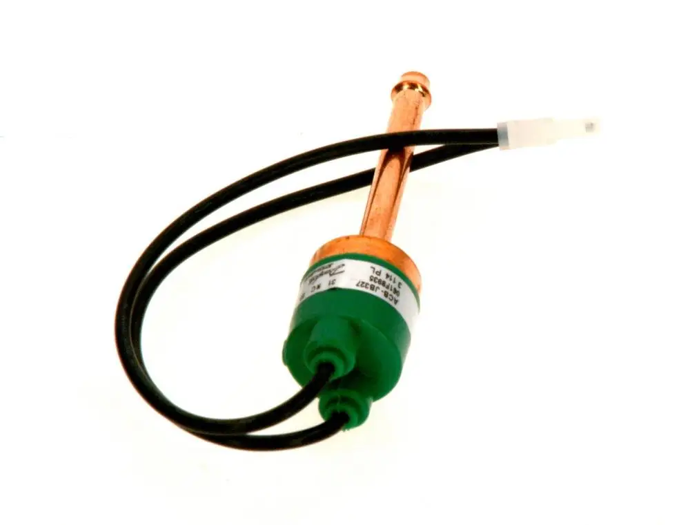 Bosch Druckschalter mit einer Kupferleitung und zwei elektrischen Anschlüssen. Schwarz-grüner Korpus mit weißen Markierungen. Ideal für Hochdruckanwendungen.